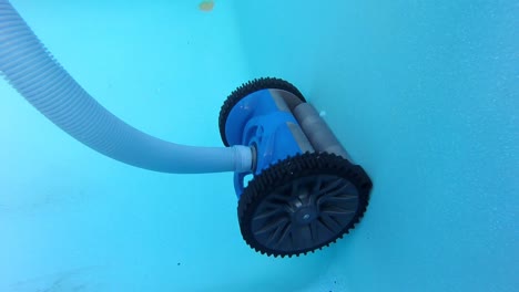 Automatischer-Roboter-Zur-Reinigung-Von-Saugbecken,-Der-Sich-Dreht,-Unterwasseraufnahme