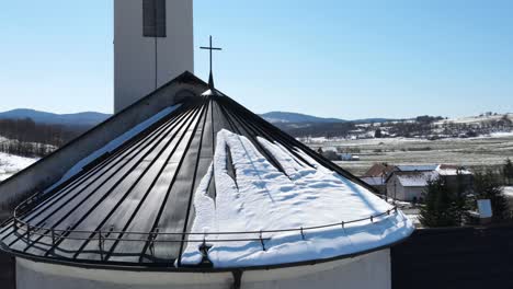 Aufschlussreiche-Aufnahmen-Des-Dorfes-Krizopolje,-Kirchturm-An-Einem-Sonnigen-Wintertag