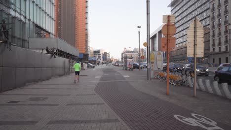 Sportlicher-Männlicher-Jogger,-Der-Im-Europäischen-Bezirk-In-Brüssel,-Belgien-Läuft