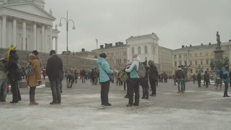Multitud-De-Personas-Se-Preparan-Para-Una-Protesta-En-La-Plaza-Del-Senado-En-Helsinki