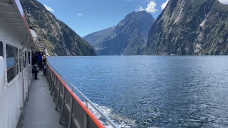 Crucero-Navegando-En-Milford-Sound-Con-Montañas-Escénicas-En-Fiordland,-Nueva-Zelanda
