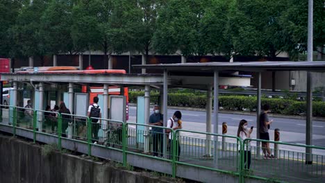 Temprano-En-La-Mañana,-Gente-Esperando-El-Autobús-En-La-Parada-De-Pastel-Cerca-De-Toa-Payoh,-Singapur