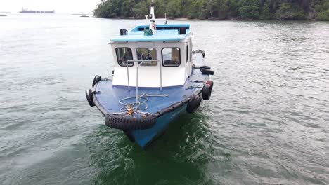 Singapore-bump-boats-in-the-Singapore-water-without-passengers