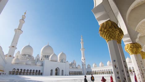 Visitors-at-Inner-courtyard-Sheikh-Zayed-Grand-Mosque,-Abu-Dhabi,-United-Arab-Emirates