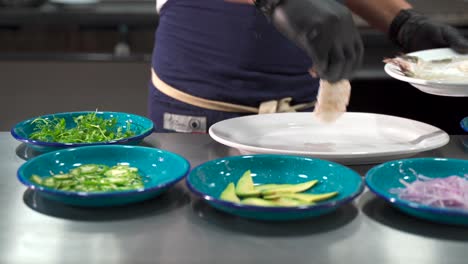 Koch-Mit-Handschuhen-Garnelen-Frisch-Kochen-Schieberegler-Erschossen