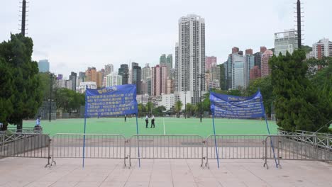 Polizisten-Patrouillieren,-Als-Die-Regierung-Die-Jährliche-Kerzenlicht-Mahnwache-Im-Victoria-Park-Anlässlich-Des-Massakers-Auf-Dem-Platz-Des-Himmlischen-Friedens-1989-In-Hongkong-Verbot