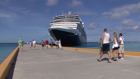 Passagiere-Des-Neuen-Amsterdamer-Kreuzfahrtschiffes,-Das-Grand-Turk-Island,-Turks-Und-Caicosinseln-Besucht