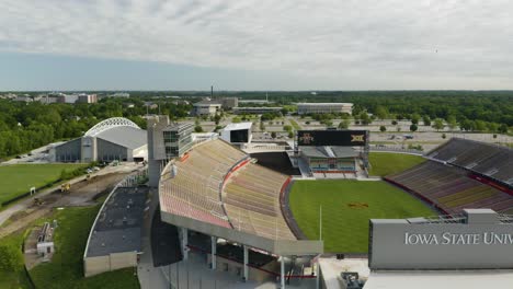 La-Derecha-Del-Camión-Revela-El-Estadio-De-Fútbol-Jack-Trice,-Hogar-De-Los-Ciclones-De-La-Universidad-Estatal-De-Iowa