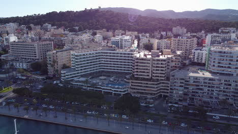 Hoteles-En-El-Puerto-Deportivo-En-La-Soleada-Ciudad-De-Palma-De-Mallorca,-Vista-Aérea