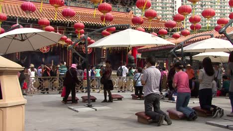 Menschen-Beten-Im-Wong-Tai-Sin-Tempel-In-Hongkong,-China