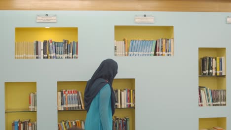 Student,-Der-In-Der-Bibliothek-Nach-Büchern-Sucht
