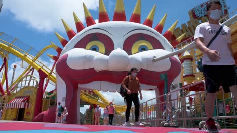 Besucher-Gehen-Am-Haarsträubenden-Fahrgeschäft-Des-Vergnügungs--Und-Tierthemenparks-Ocean-Park-In-Hongkong-Vorbei