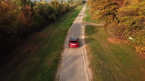 Luftaufnahme-Eines-Ford-Kuga-Autos,-Das-Auf-Einer-Landstraße-Beschleunigt