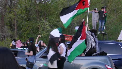 People-with-Palestina-flag-rally-and-strike-in-Mississauga,-Canada