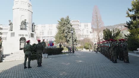 Uniformierte-Soldaten-Auf-Gedenkparade-Am-Kenotaph-Von-Mutter-Bulgarien-Am-Unabhängigkeitstag
