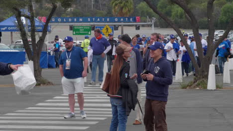 Los-Angeles-Dodgers-Auf-Der-Straße,-Die-Das-Dodger-Stadion-Betreten,-Um-Das-Baseballspiel-Zu-Sehen