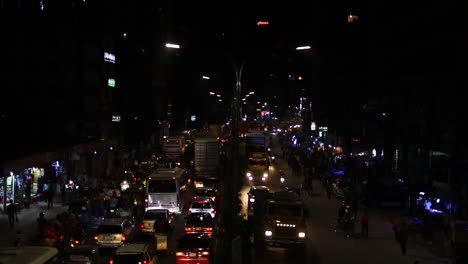 Chaotischer-Verkehr-Der-Stadt-Dhaka-Mit-Vielen-Fahrzeugen-Und-Motorrädern-Nachts,-Bangladesch