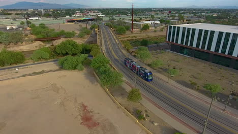 Drohnenaufnahme-Nach-Der-Sun-Link-Straßenbahn-Auf-Einer-Straße-In-Tucson,-Arizona