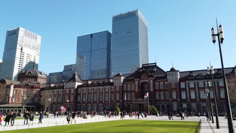 Estación-De-Tokio,-Tokio,-Japón:-Vista-Del-Paisaje-Frente-Al-área-Del-Patio-De-La-Estación-De-Tren-De-Tokio-Con-Muchos-Turistas-Durante-El-Día-De-Invierno