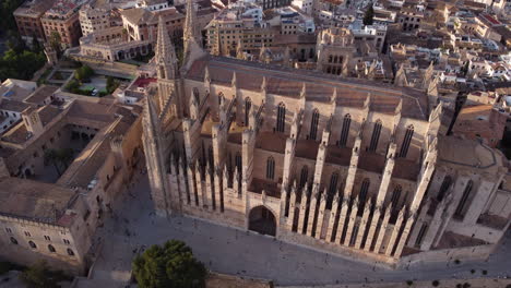Slow-aerial-around-the-gothic-Le-Seu-cathedral-of-Palma,-Mallorca