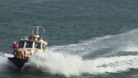 Speed-pilot-boat-heading-to-Miraflores-Locks,-Panama-Canal