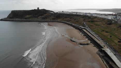Drone-footage-of-the-beach-in-Scarborough,-Yorkshire,-UK