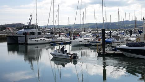 Barco-De-Pesca-Crucero-Pasado-Yates-Amarrados-En-La-Soleada-Y-Lujosa-Marina-De-Conwy-North-Wales