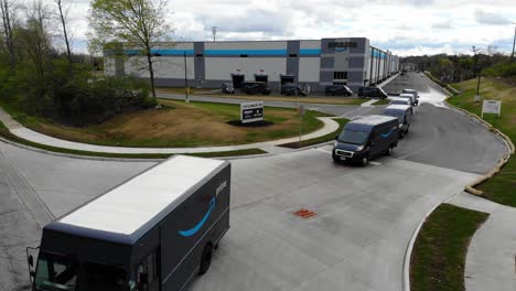 Amazon-lieferwagen-Und--lastwagen-Fahren-Aus-Einem-Amazon-lagerhaus-Auf-Der-Ostseite-Von-Columbus,-Ohio