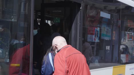 Nahaufnahme-Von-Fahrgästen,-Die-In-Den-überfüllten-Bus-Ein--Und-Aussteigen