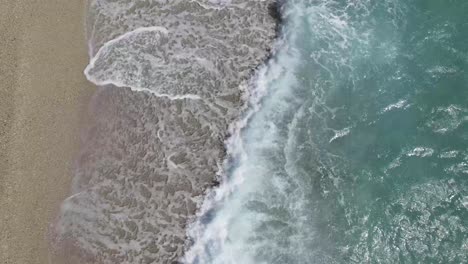 Luftaufnahme-Draufsicht-Drohne-Film-Schöner-Tropischer-Strand-Mit-Weißem-Sand