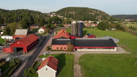Edificios-De-Granjas-Lecheras-Y-Graneros-En-Medio-De-La-Hierba-Verde-En-Suecia