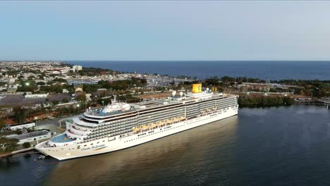 Costa-Entzückendes-Luxus-kreuzfahrtschiff-Vor-Anker-Im-Hafen-Von-Sans-Souci-Bei-Sonnenuntergang,-Santo-Domingo