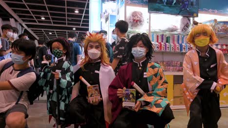 Jóvenes-Participantes-Disfrazados-De-Cosplayers-Son-Vistos-En-El-Evento-De-Exhibición-Anicom-And-Games-Acghk-En-Hong-Kong