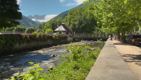Un-Río-En-Bagnères-de-luchon-En-Los-Pirineos-Franceses