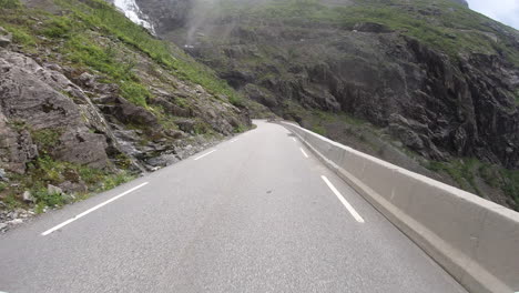 Conduciendo-Por-Hermosas-Carreteras-Montañosas-En-Trollstigen,-Noruega---Pov,-Timelapse
