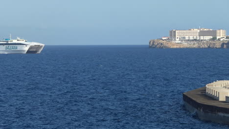 Schnelle-Fähre-Der-Gesellschaft-Balearia,-Die-Im-Sommer-2021-Im-Hafen-Von-Ciutadella-Auf-Menorca-Ankommt