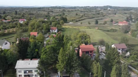 Ein-Luftüberblick-über-Eine-Kleine-Stadt-Tounj,-Den-Fluss-Tounjcica-Und-Die-Historische-Steinbogenbrücke-In-Kroatien-Im-Spätsommer