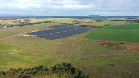 Großer-Solarpark-Aus-Der-Luft,-Der-Sich-An-Sonnigen-Tagen-Auf-Grünen-Feldern-Befindet