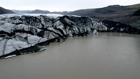 Drone-Volando-Al-Borde-Del-Glaciar-En-Islandia-Con-Lago-Glacial