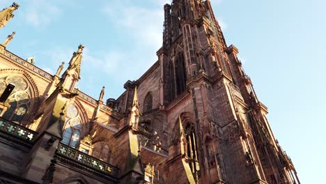 Impresionante-Fachada-De-La-Histórica-Catedral-De-Estrasburgo-Bajo-Un-Cielo-Azul