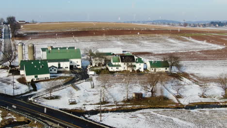 Luftorbital,-Schnee-Fällt-über-Bauernhaus-Und-Ländliches-Anwesen