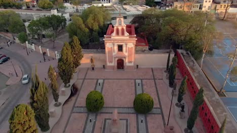 Aerial-View-Of-Pantheon-of-Illustrious-Queretanos,-Military-Cemetery-in-Santiago-de-Querétaro,-Mexico---drone-pullback