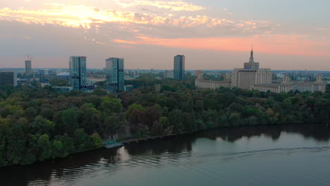 Horizonte-De-La-Ciudad-Edificios-De-Oficinas-Vista-Del-Distrito,-Drone,-Bucarest,-Rumania