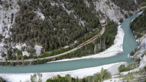 Zugfahrt-Durch-Die-Schöne-Rheinschlucht-In-Der-Schweiz,-Drohnenblick