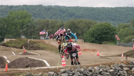 Zeitlupe-Von-Männern-Im-Helmfahren-Und-Rennen-Auf-Fahrrädern-Während-Des-Bmx-rennereignisses