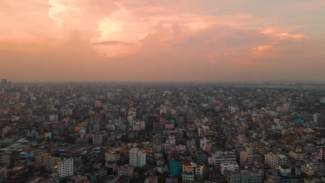 Antenne-Eines-Wunderschönen-Rosa-Himmels-über-Der-Metropolregion-Dhaka-Bangladesch