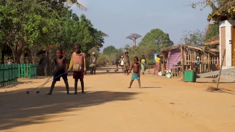 Afrikanische-Kinder,-Die-Auf-Ländlicher-Unbefestigter-Straße-In-Madagaskar-Spielen