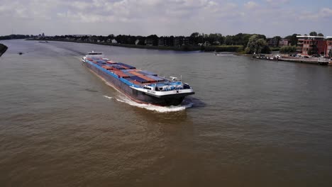Luftaufnahme-Des-Belicha-frachtcontainerschiffs,-Das-Den-Fluss-Noord-Befährt
