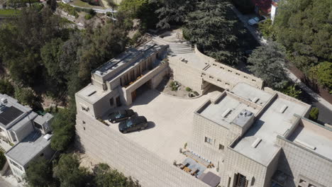 Flug-über-Frank-Lloyd-Wrights-Ennis-House-In-Los-Angeles-Mit-Dem-Griffith-Park-Im-Hintergrund