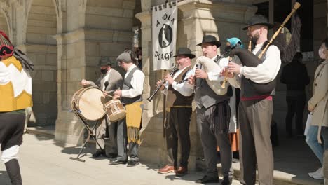 Hombres-En-La-Espalda-De-Bailarines-Regionales-Tocando-Tambores,-Clarinete-Y-Gaita-Gallega-En-Lugo,-Galicia,-España